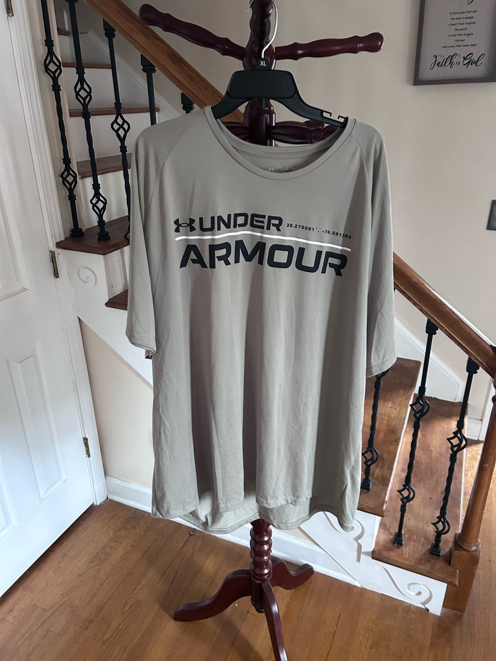 Under Armour Men’s Light Gray Logo Short Sleeve Tee